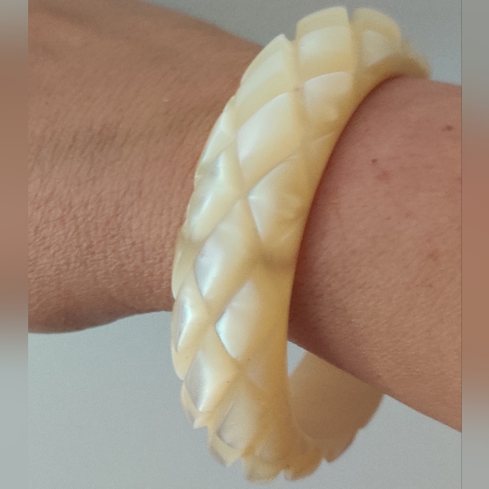 Rare Deep Carved Pineapple Cut Lucite Bangle bracelet Vintage MOD